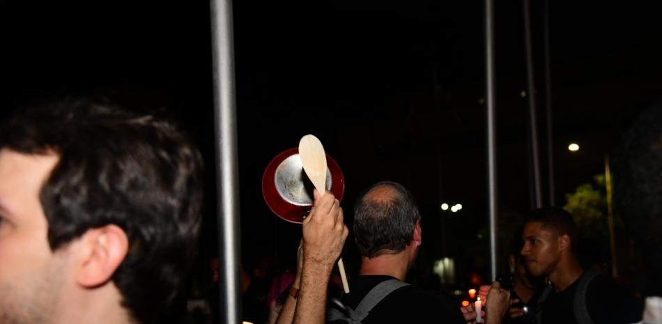 Cuatro noches de cacerolazos exponen el desgaste del Gobierno ante el alza del costo de la vida y la reforma fiscal