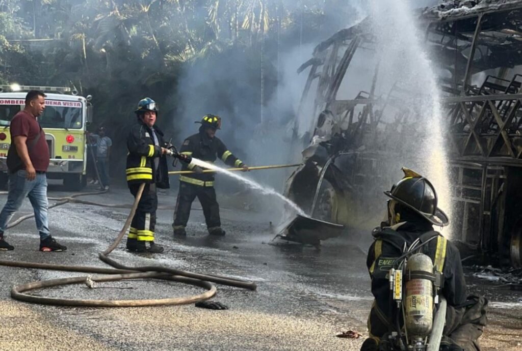 Nueve heridos leves tras incendio de un autobús de Caribe Tours en Jarabacoa