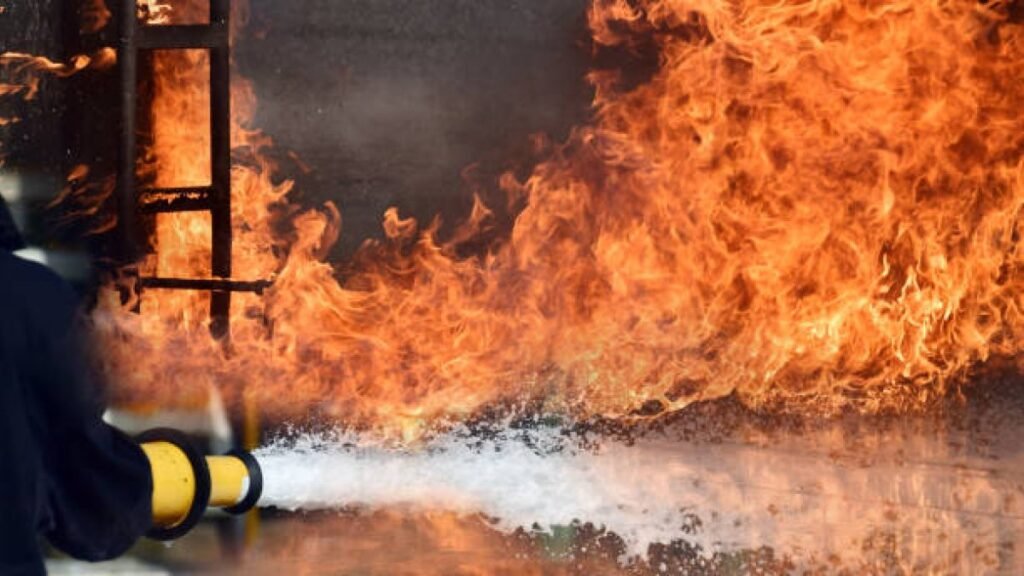 Fuego en una metalera de la Charles de Gaulle deja pérdidas materiales y alerta por la seguridad vecinal