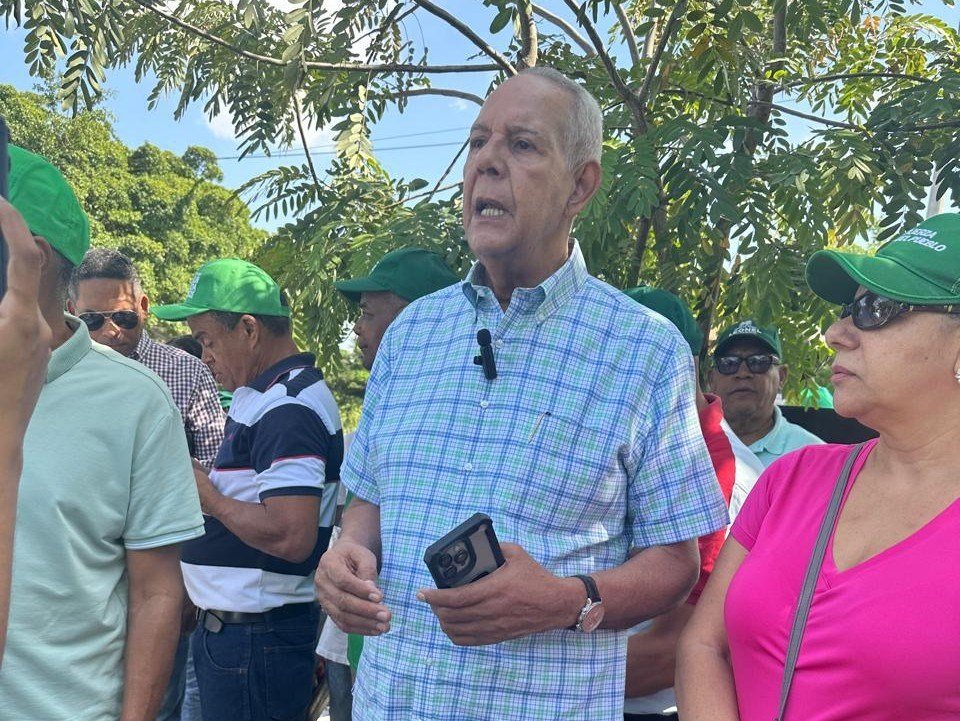 FP recorre barrios de Santo Domingo Este y recoge reclamos por costo de vida, seguridad y servicios