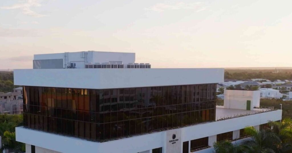 Reconocimiento a Grupo Puntacana reabre el contraste entre buenas prácticas privadas y la deuda pública con el bienestar laboral
