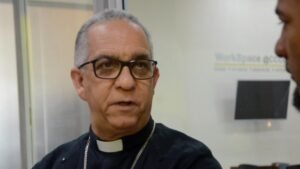 Arzobispo de Santiago advierte fallas en el Código Penal y reclama atención oficial al costo de la vida