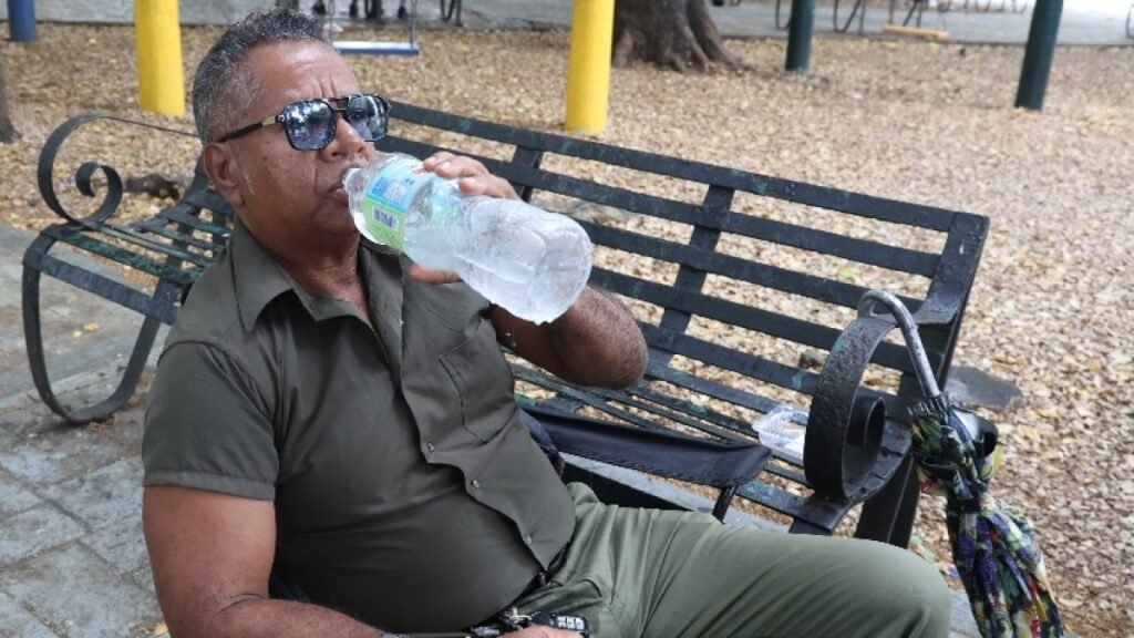Parques llenos y apagones: el calor obliga a buscar refugio fuera de casa en Santo Domingo