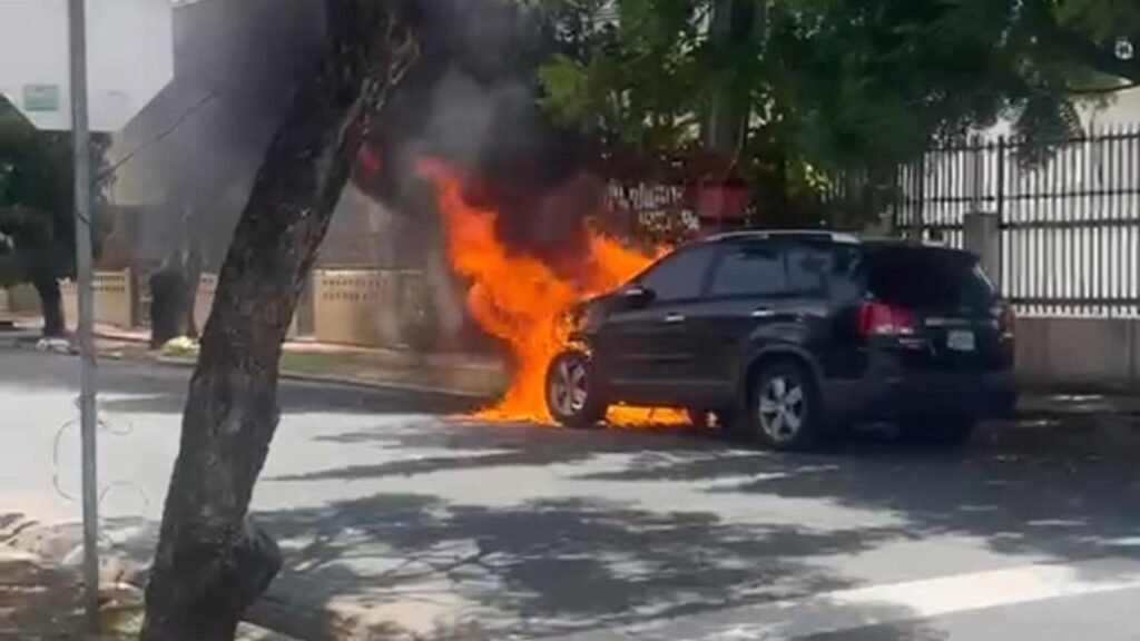 Se incendia una yipeta en Gazcue, cerca del Palacio Nacional, sin versión oficial del hecho