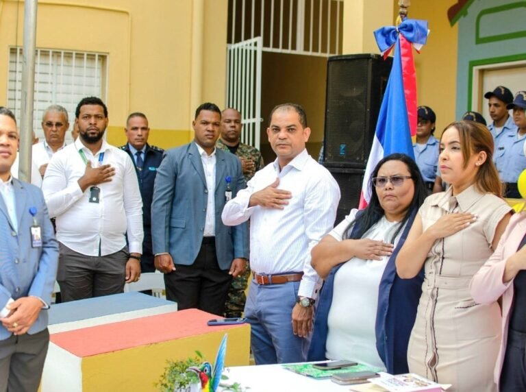 Valverde inaugura el año escolar con promesas oficiales de mejora en las aulas