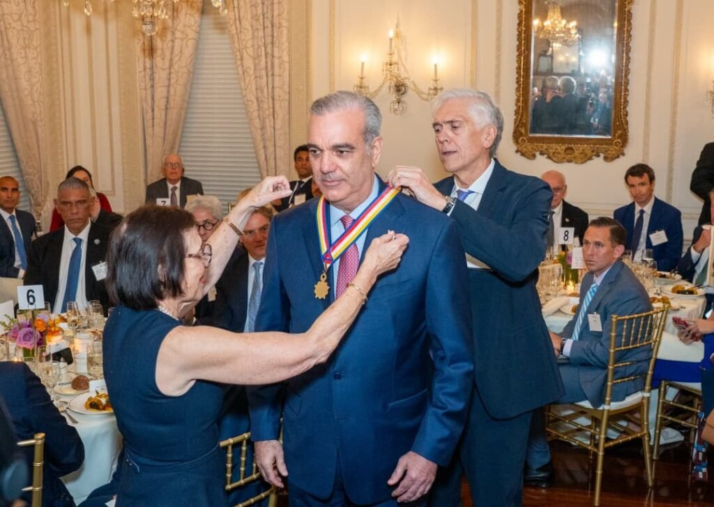 Abinader recibe en Nueva York el Gold Insigne y el foco vuelve al examen de su gestión