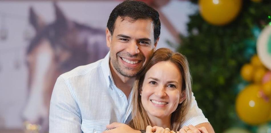 Roberto Ángel expone en un podcast el control financiero de su hogar y reabre el contraste entre discurso personal y responsabilidad pública