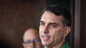 A 23 días de los comicios, investigación a Flávio Bolsonaro golpea el discurso opositor en Brasil