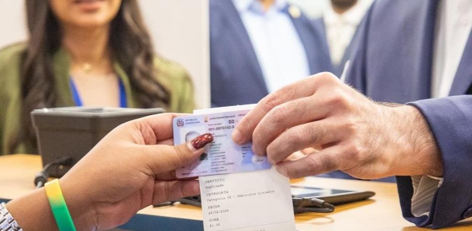 Abinader corrige por decreto una restricción de licencias que el Constitucional dejó sin efecto