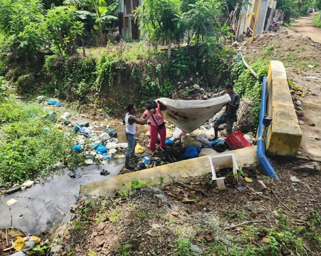 Denuncia obliga a Medio Ambiente a actuar tras vertido de basura en canal de Hato Mayor