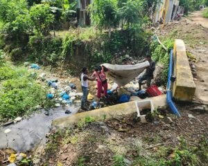 Denuncia obliga a Medio Ambiente a actuar tras vertido de basura en canal de Hato Mayor