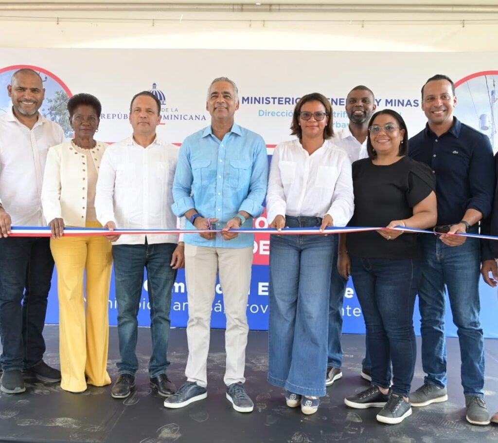 El Gobierno inaugura redes en El Mogote y admite que la salida a los apagones en Monte Plata tomará años