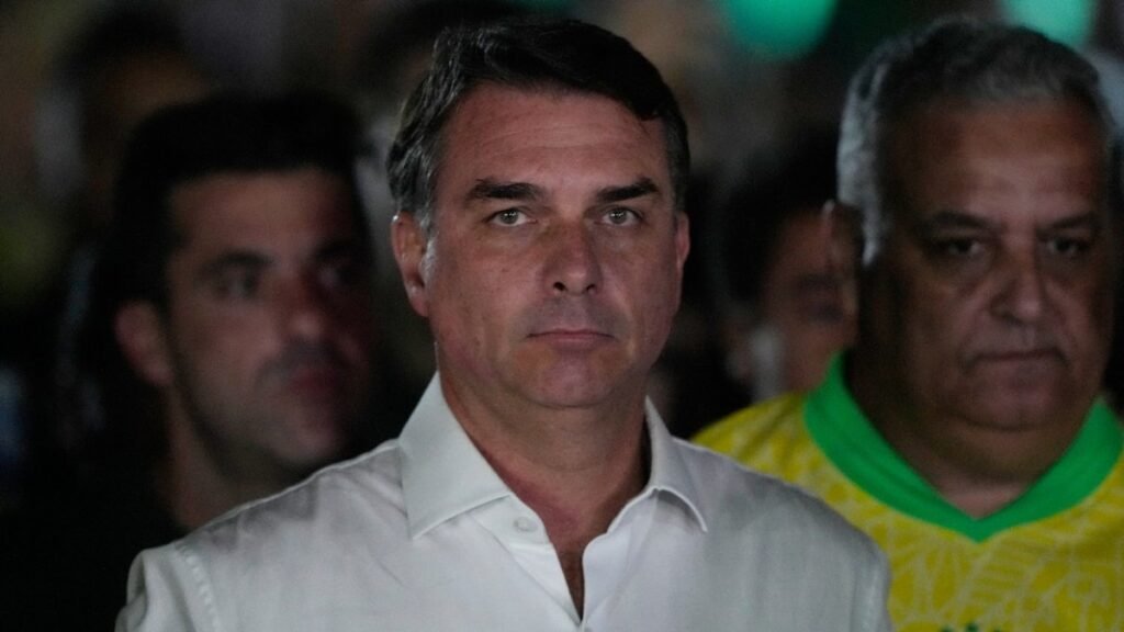 NYT sitúa a Trump y su entorno en la salida de Flávio Bolsonaro pese a orden judicial
