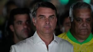 NYT sitúa a Trump y su entorno en la salida de Flávio Bolsonaro pese a orden judicial