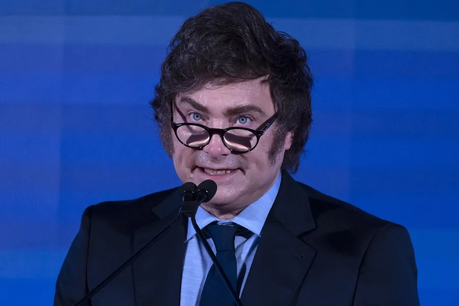 Lula y Flávio Bolsonaro convierten a Milei en eje del último debate y exponen el choque entre discurso y resultados