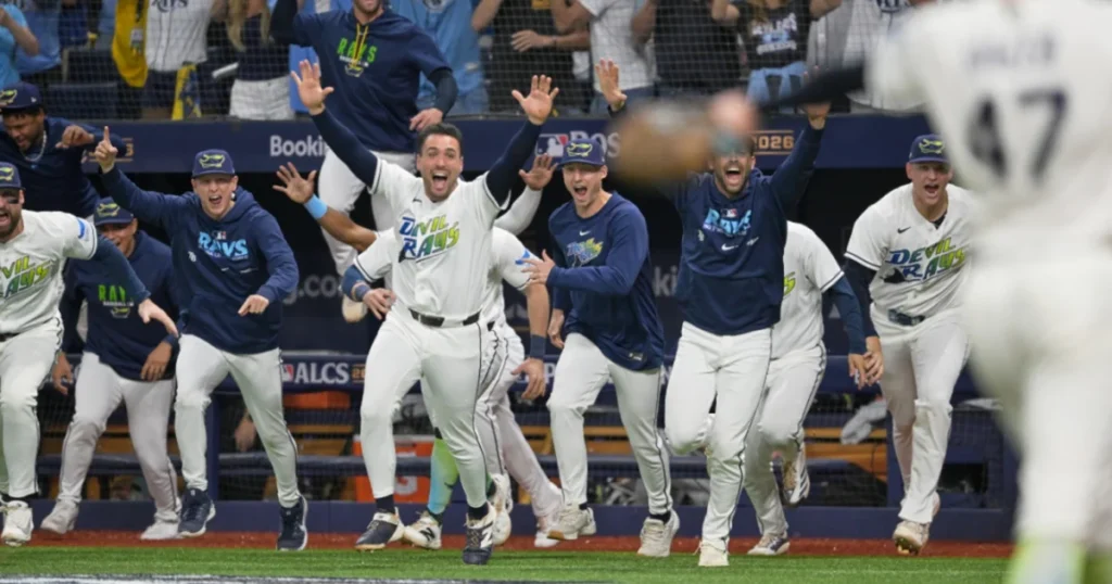 Rays sobreviven tras fallo clave de Milwaukee y fuerzan otro juego en una Serie que parecía cerrada