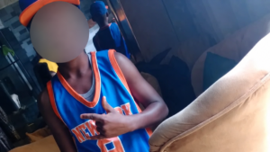 Familia de adolescente atacado en Villa Mella busca sangre mientras el presunto agresor sigue huyendo