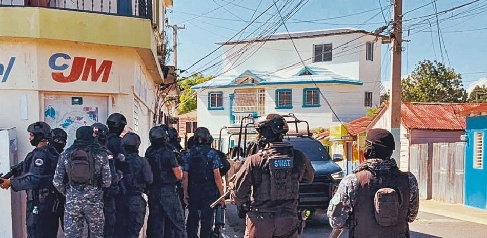 San Francisco de Macorís y Salcedo amanecen bajo fuerte dispositivo policial en medio de protestas por servicios y obras