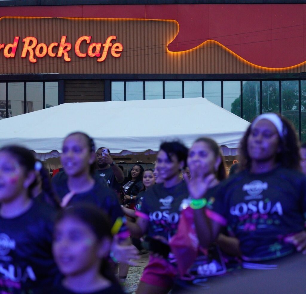 Neon Party Run reúne a más de mil personas en Sosúa y deja abierto el contraste con las prioridades del municipio
