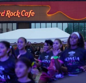 Neon Party Run reúne a más de mil personas en Sosúa y deja abierto el contraste con las prioridades del municipio