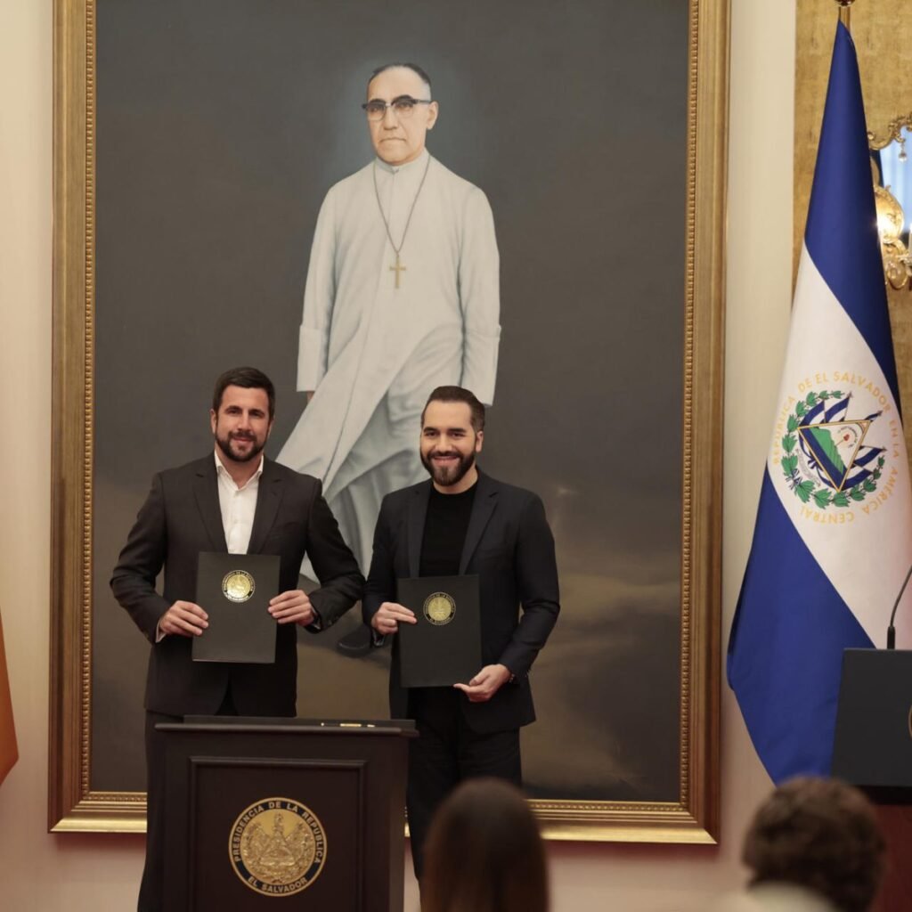 Bukele firma con Grupo Cox una inversión de US$2,900 millones y promete menor costo eléctrico