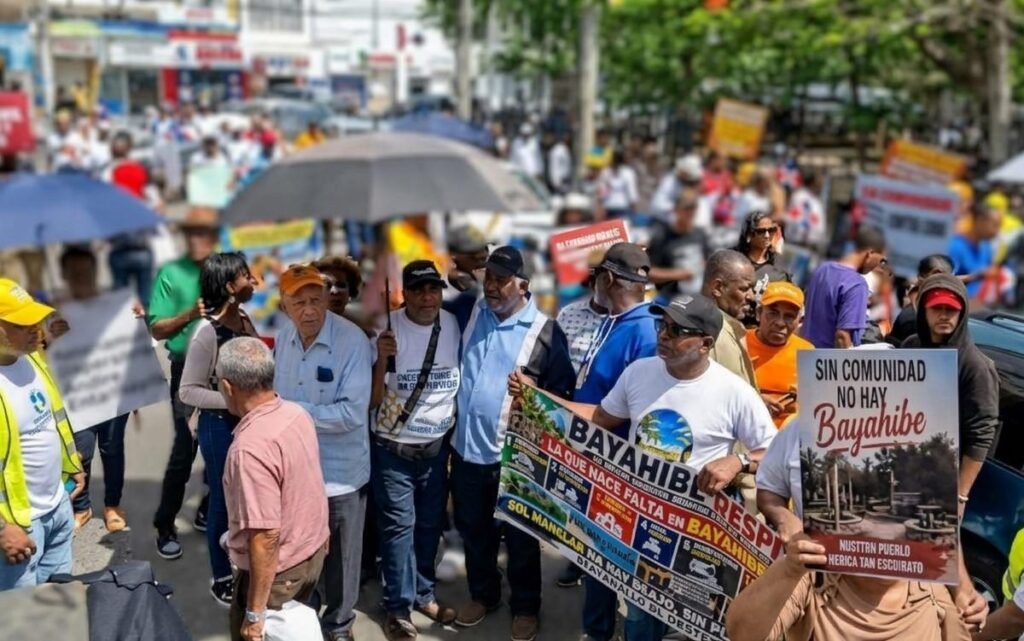Marcha en Higüey expone rezagos en agua, salud, vivienda y tierra en comunidades del Este