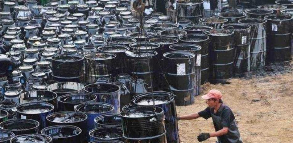 El petróleo vuelve a pasar la marca de US$100 y agrava la presión fiscal sobre los combustibles