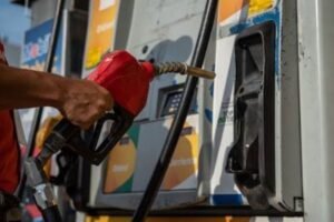 Gasolina al alza en América reabre presión sobre gobiernos y expone el costo que termina pagando la población