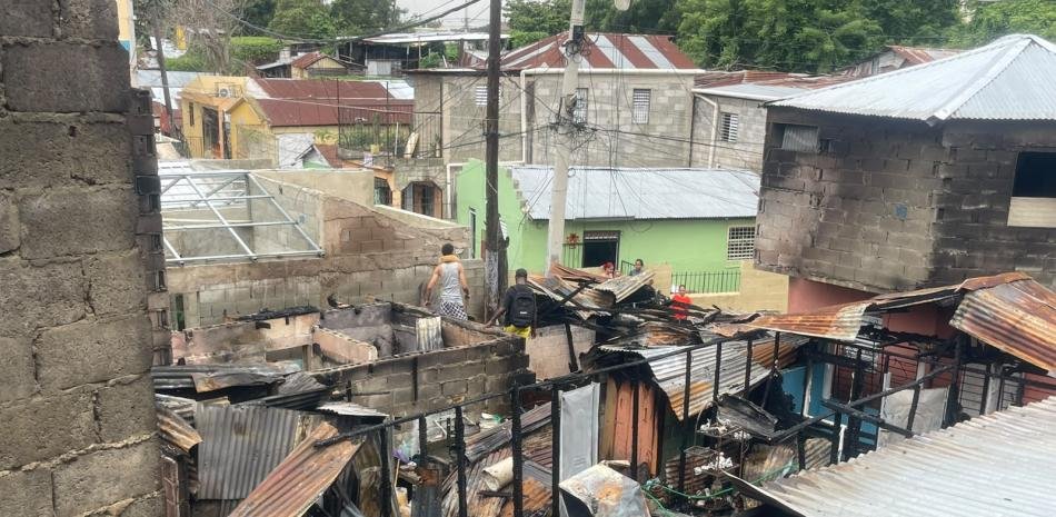 Incendio en La Cambronal deja al menos 10 viviendas destruidas y expone la urgencia de respuesta oficial en Santiago