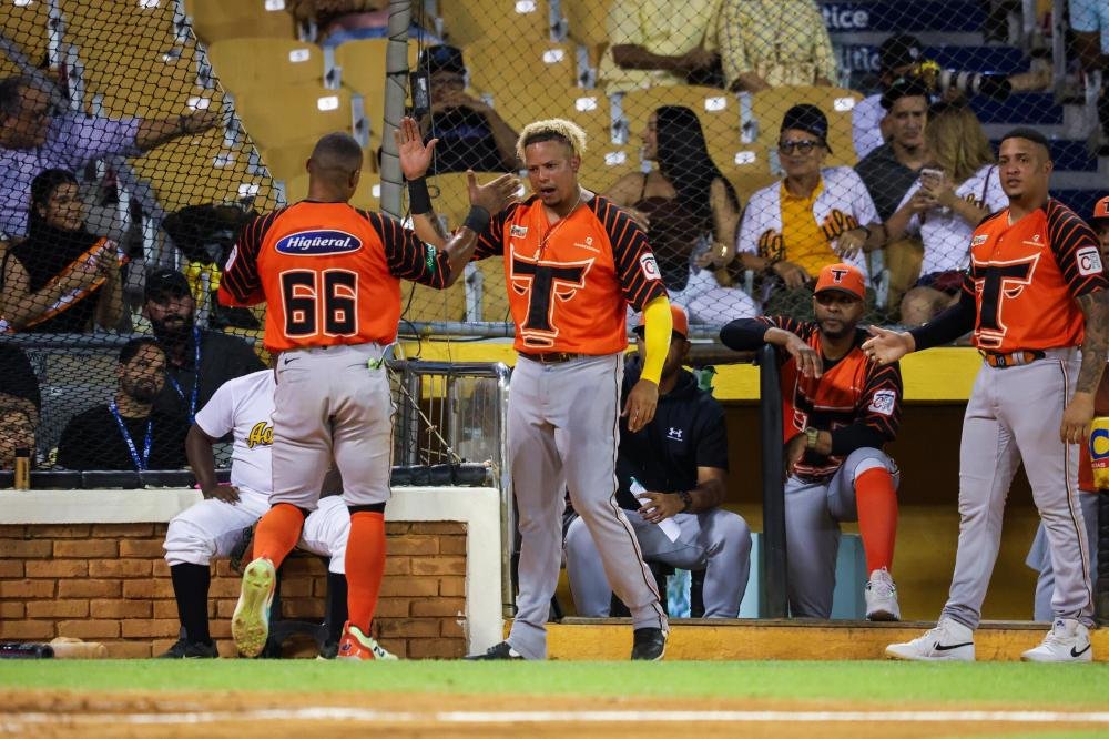 Toros se imponen 5-3 en Santiago y agravan el arranque en rojo de las Águilas