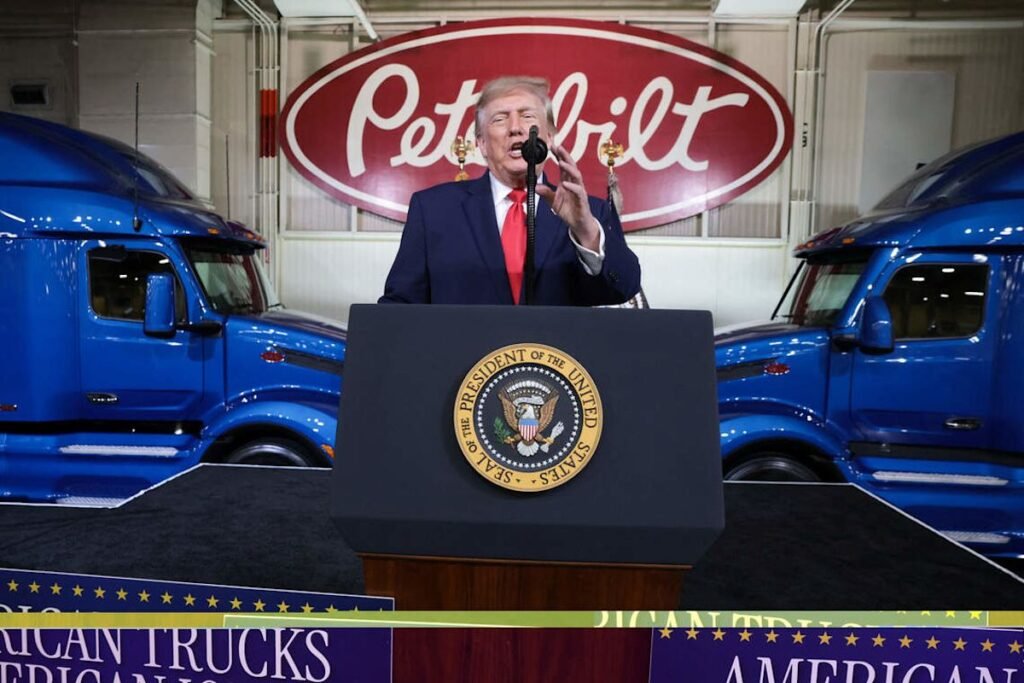 Trump ridiculiza el ahorro de combustible y vuelve a situar a Venezuela en el centro de su mensaje energético