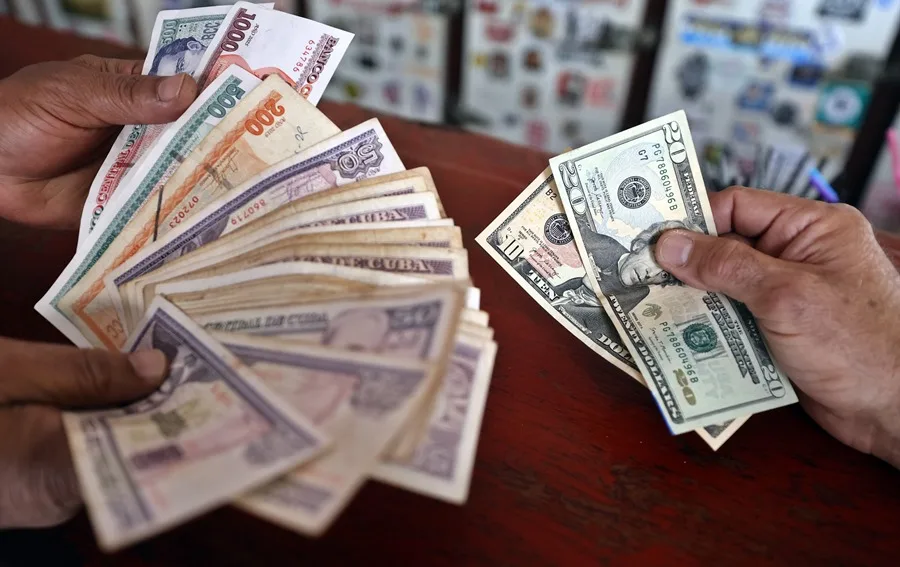 El dólar informal en Cuba alcanza los 800 pesos y ensancha la brecha con la tasa oficial